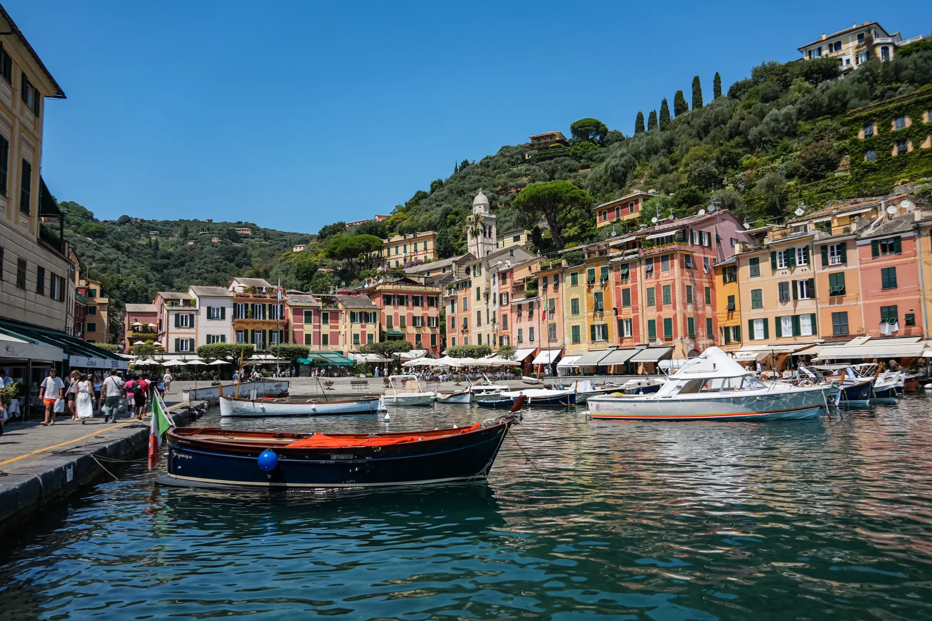 Il porto di Portofino con le barche ormeggiate