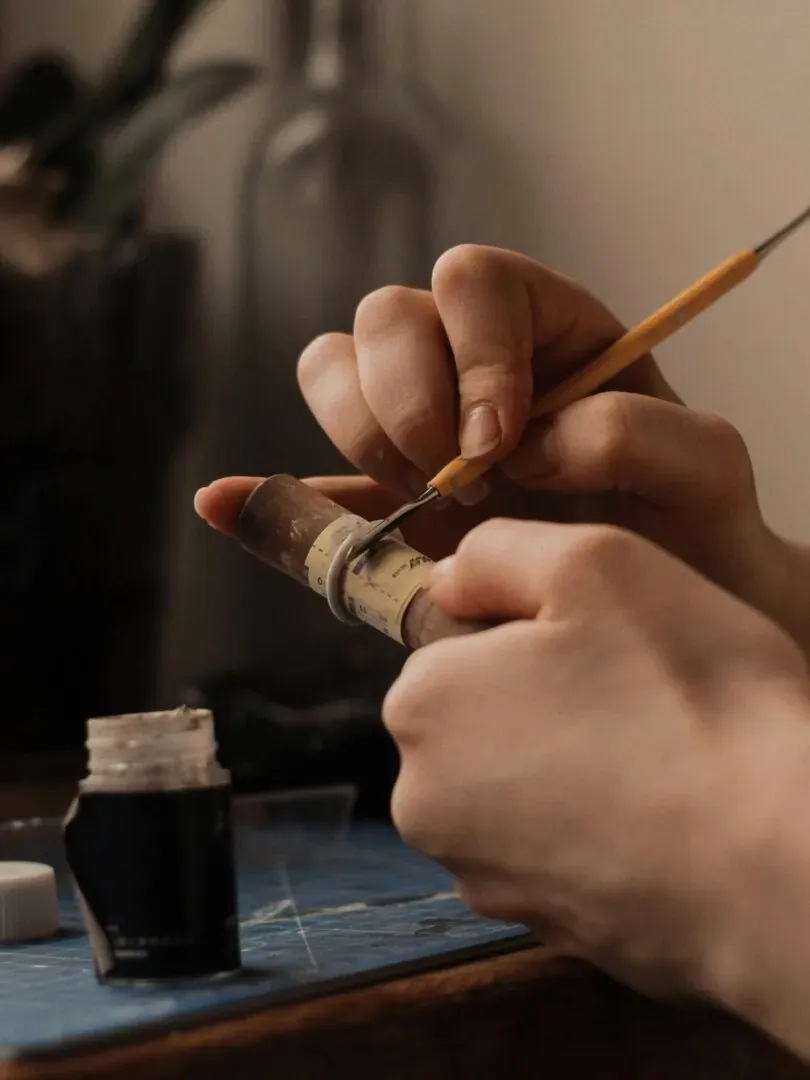 Mani al lavoro su un piccolo restauro