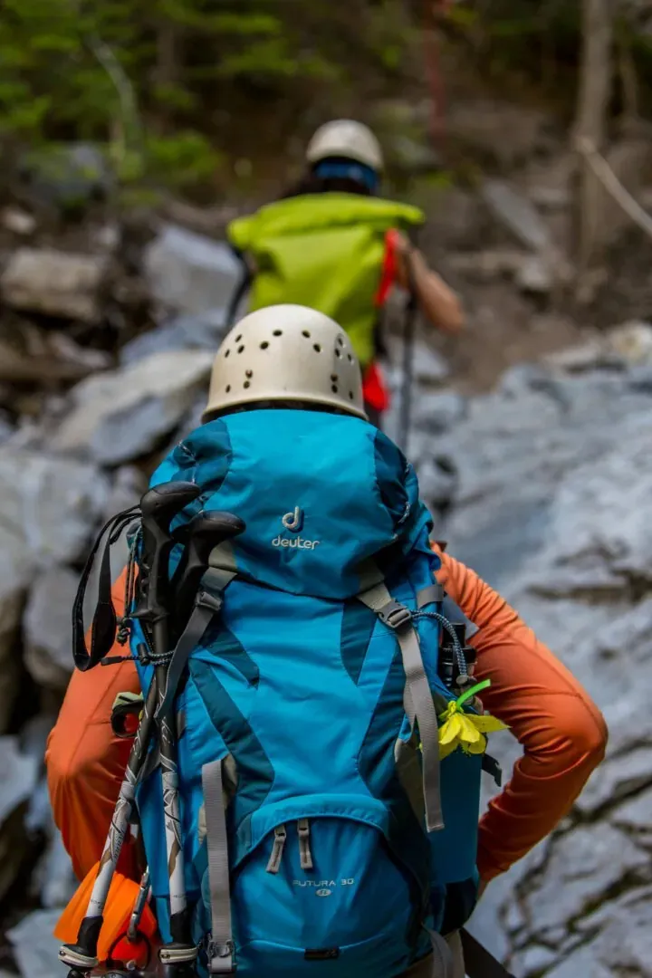 Escursionisti su un sentiero di montagna