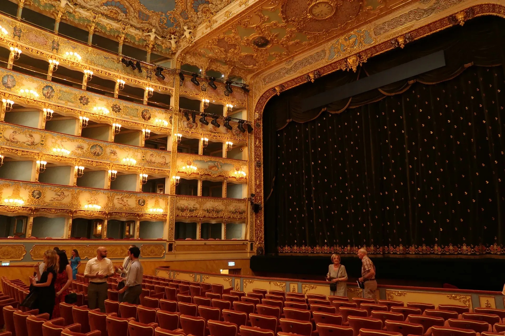 L'interno dorato di un teatro d'opera italiano